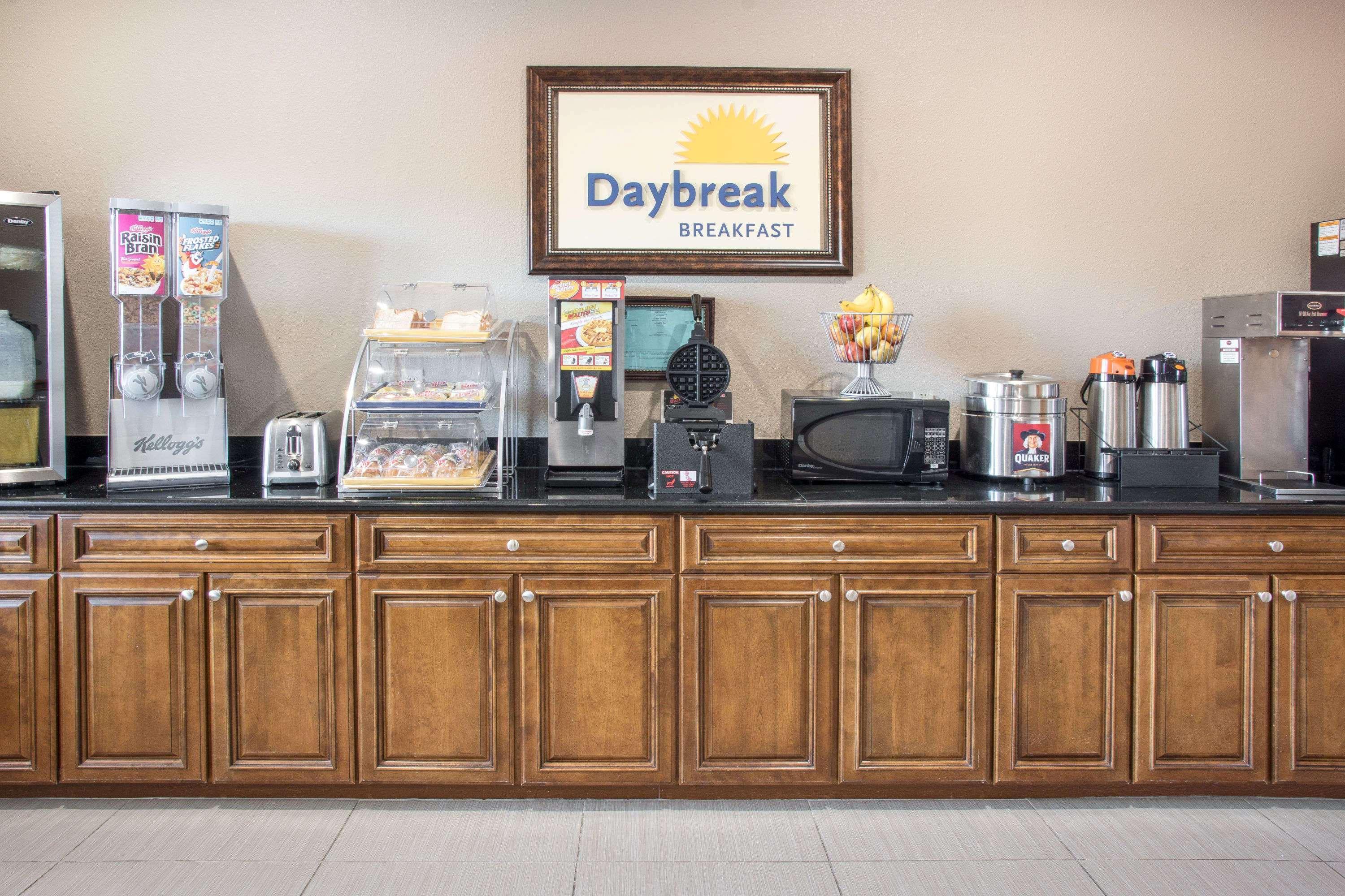 Days Inn By Wyndham Baytown East Экстерьер фото