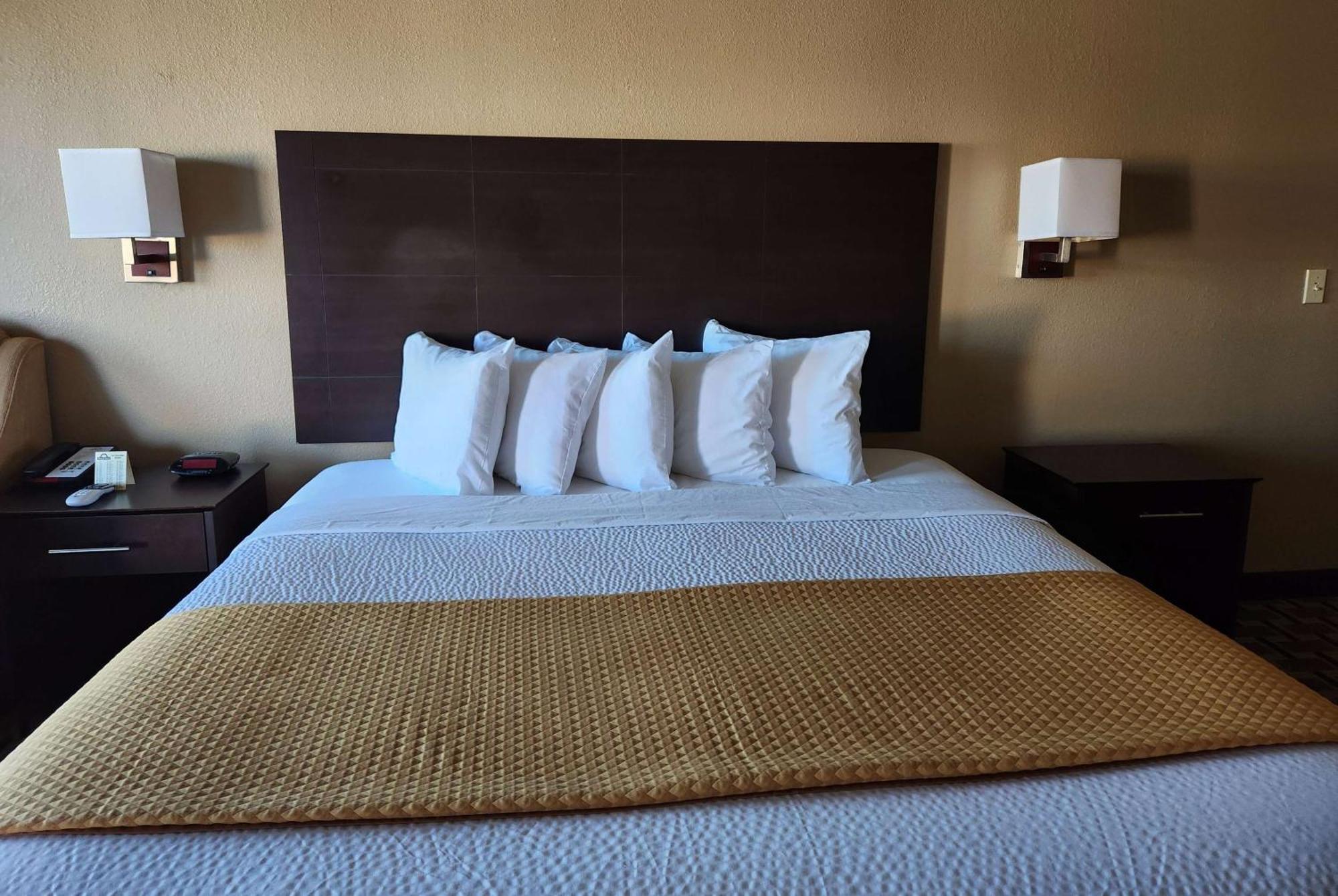 Days Inn By Wyndham Baytown East Экстерьер фото
