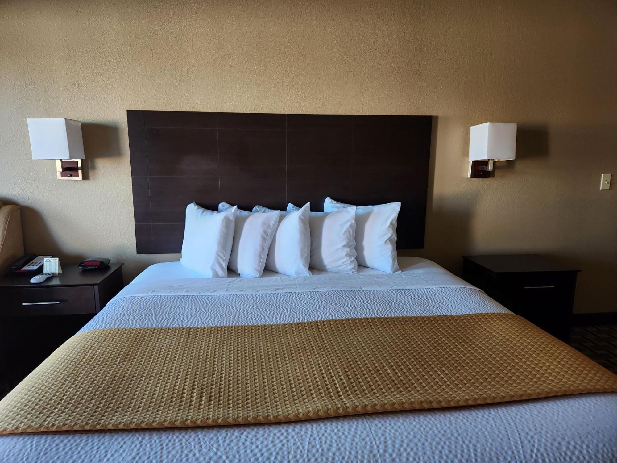 Days Inn By Wyndham Baytown East Экстерьер фото