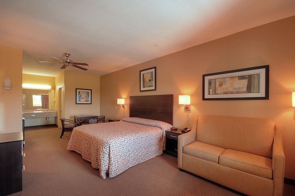 Days Inn By Wyndham Baytown East Номер фото