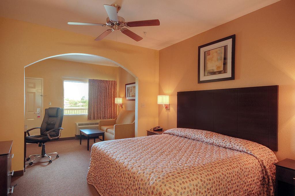 Days Inn By Wyndham Baytown East Номер фото