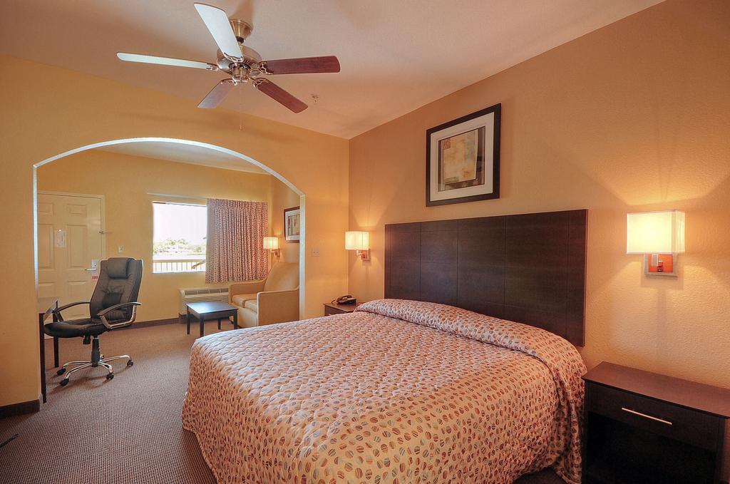 Days Inn By Wyndham Baytown East Номер фото