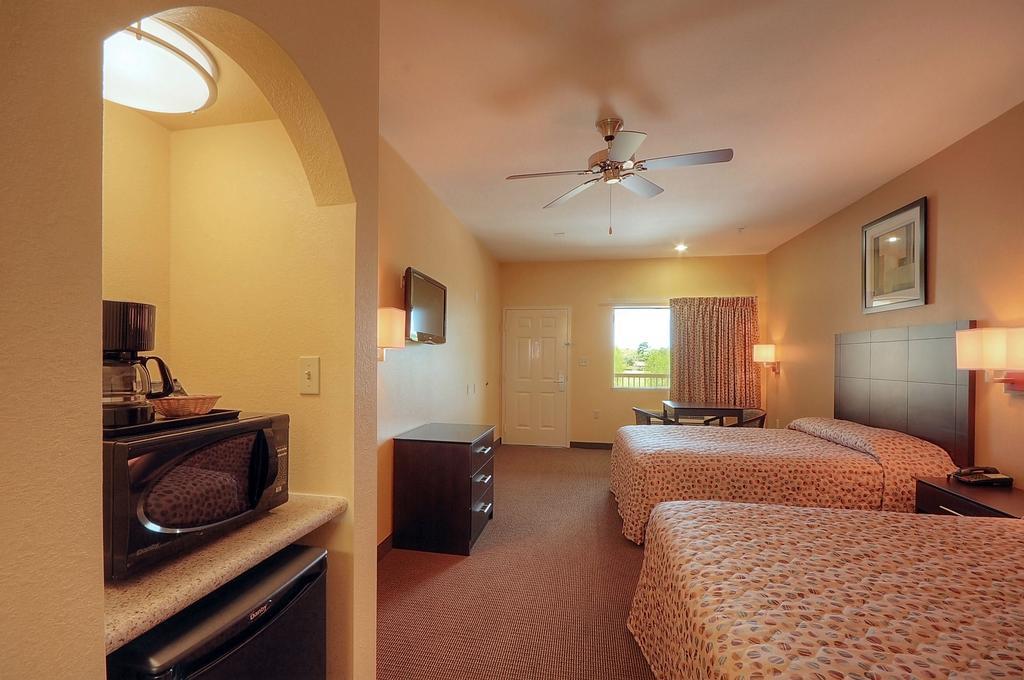 Days Inn By Wyndham Baytown East Экстерьер фото