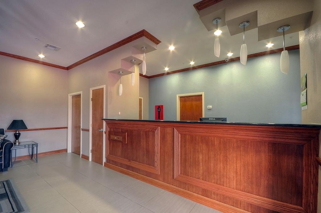 Days Inn By Wyndham Baytown East Экстерьер фото